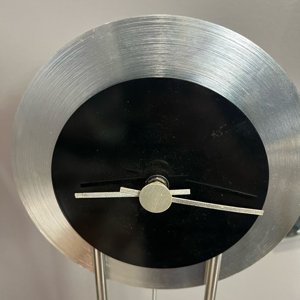 Cool looking table clock - Picture 3 of 8